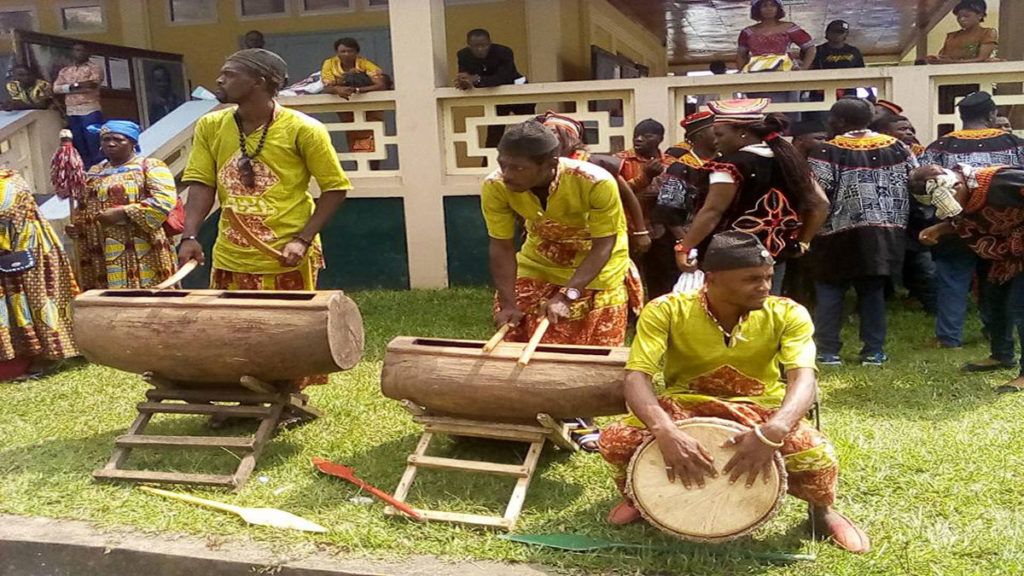 Groupe traditionnel à la journée des arts et de la culture à Douala
