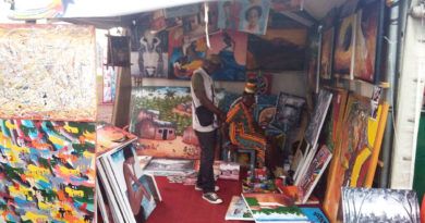 Florence Atangana, artiste peintre à la FIAC de Douala