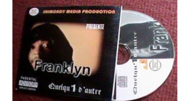 Une pochette de l'artiste Franklyn avec son Cd en dehors, sur la pochette. Titre de l'album et son nom en vue Quel(un d'autre