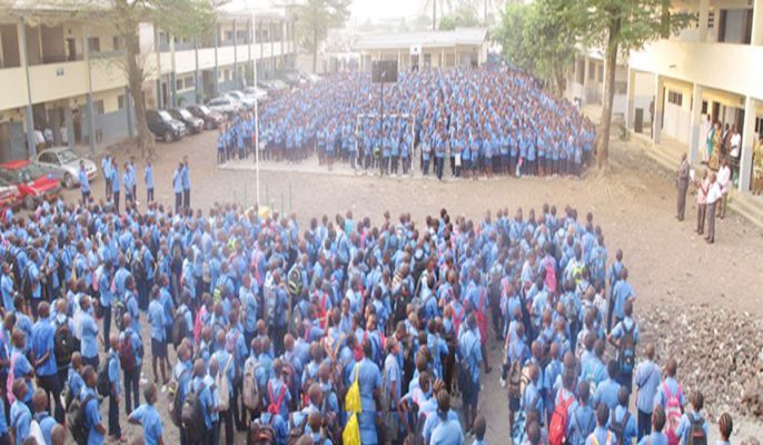 Élèves lors de l'hymne national Lycée bilingue de Deido. Crédit Photo Site du LBD