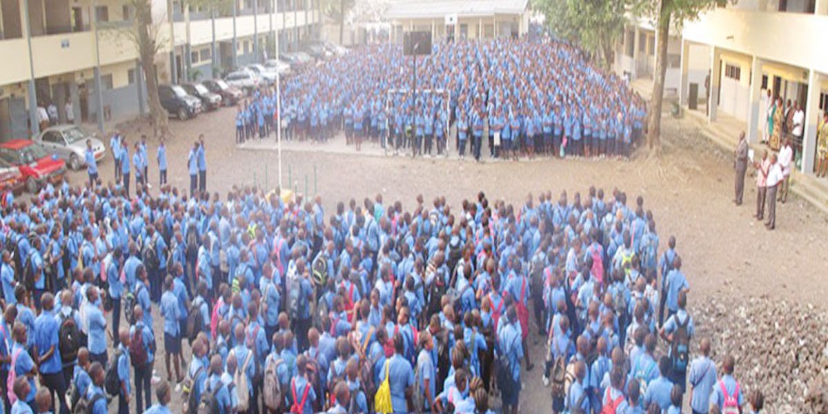 Élèves lors de l'hymne national Lycée bilingue de Deido. Crédit Photo Site du LBD
