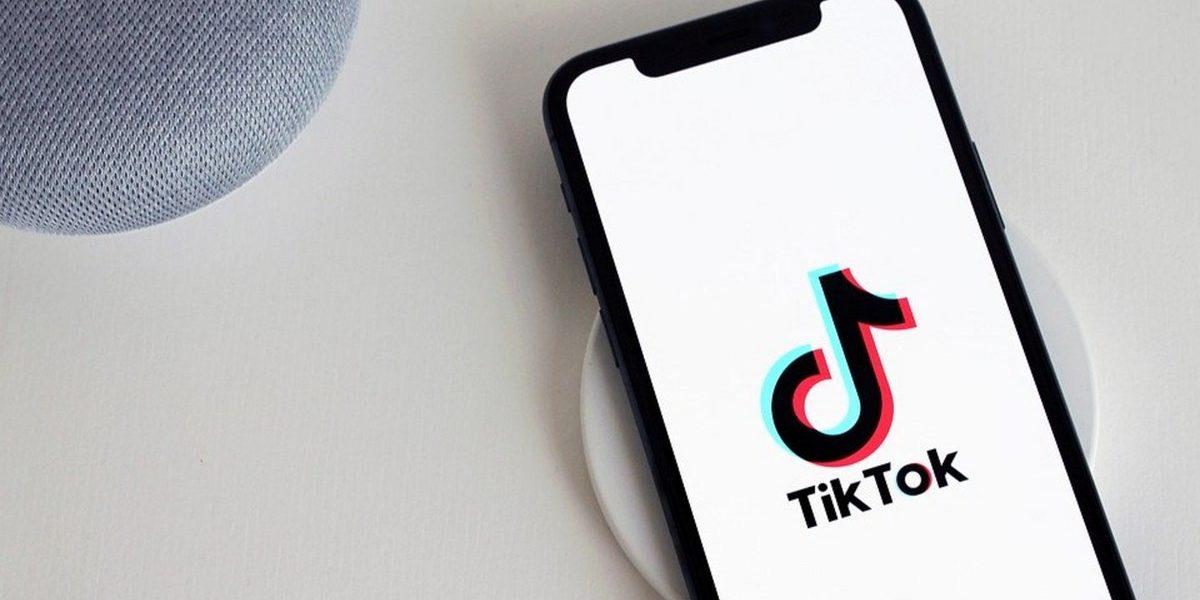 Logo TikTok dans un appareil mobile