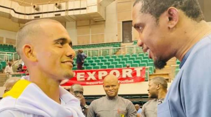 Samuel Eto'o et Wilfried Nathan Douala au Palais des sports de Yaoundé le 29 décembre 2023