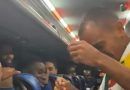 Wilfried Nathan Douala danse dans le bus avec les Lions indomptables